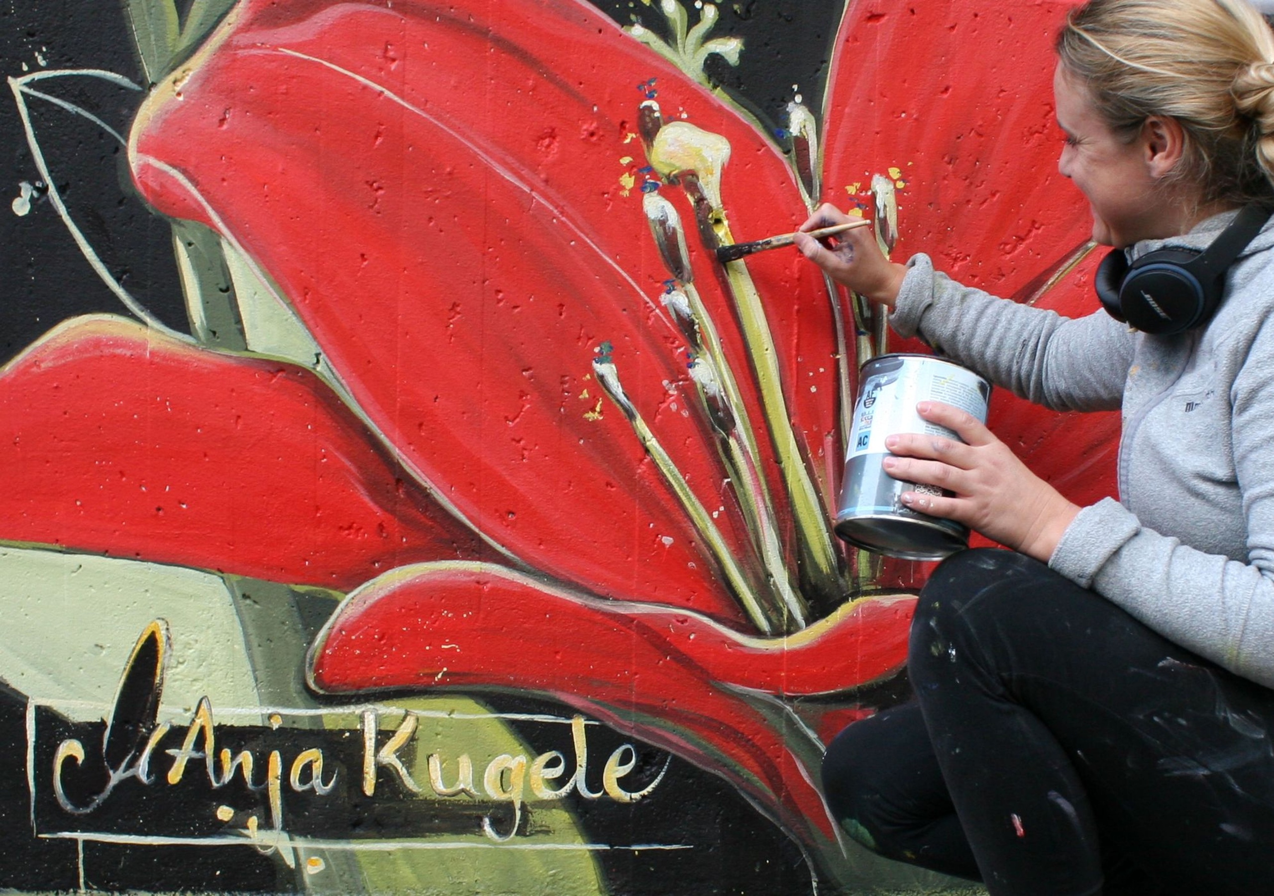 Die Wandmalkünstlerin Anja Kugele bei der Arbeit an einer Aussenfassade. Foto: Siegfried Kachel