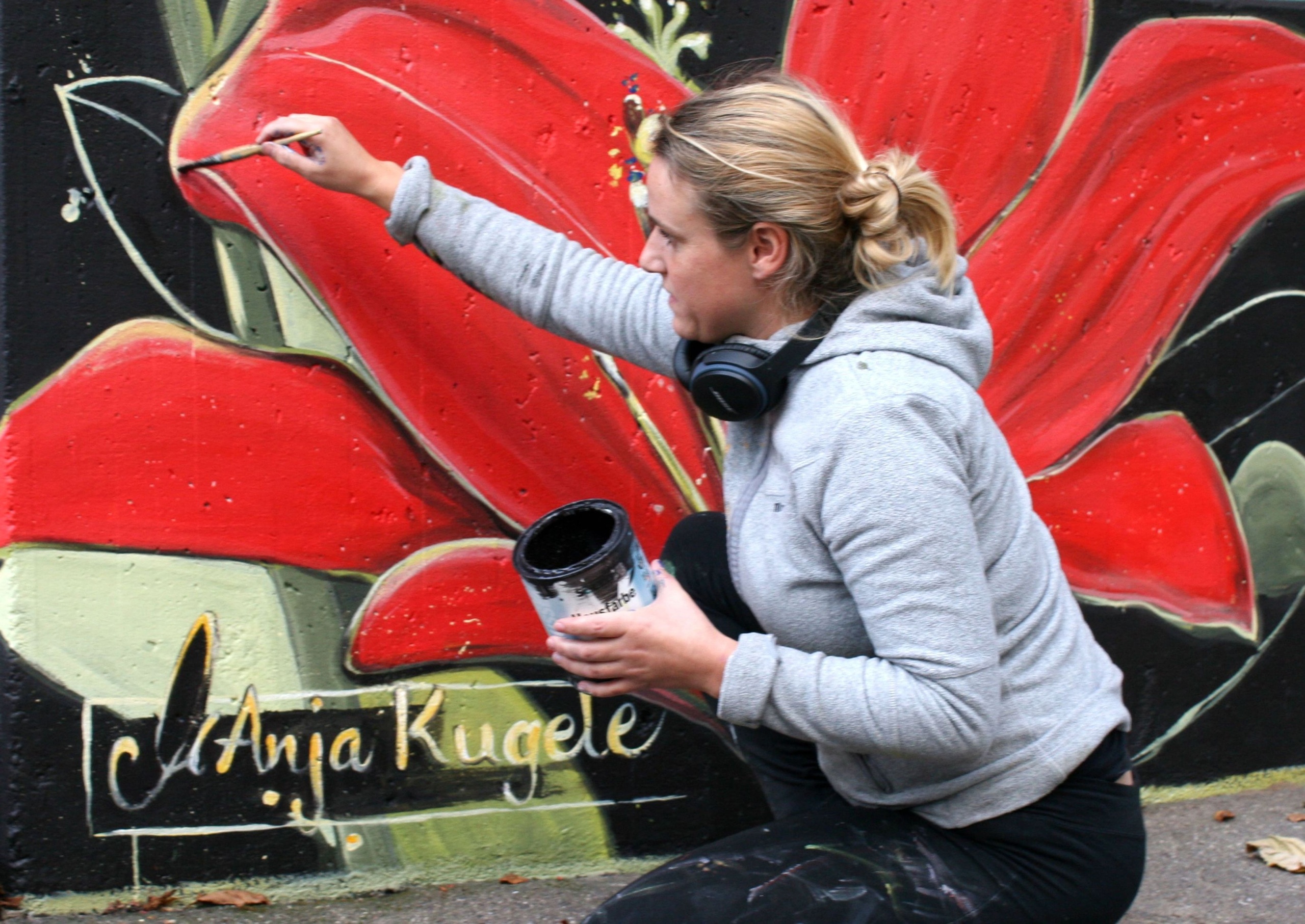 Künstlerin Anja Kugele bemalt eine Wand. Foto: Siegfried Kachel