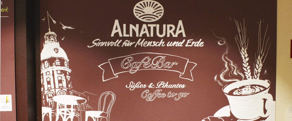 Kaffeegenuss und Croissants aus Kreide – Alnatura-Caféteria [Wandmalerei]