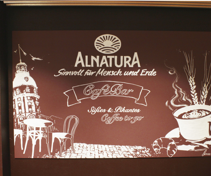 Kaffeegenuss und Croissants aus Kreide – Alnatura-Caféteria [Wandmalerei]
