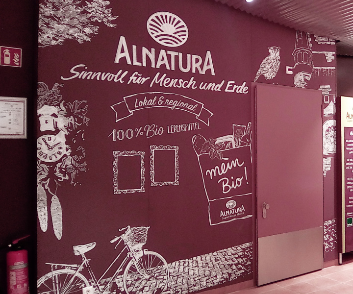 Kuckuck, Uhu und Schwarzwaldtannen – Kinderspielecke in Kreideoptik [Wandmalerei]