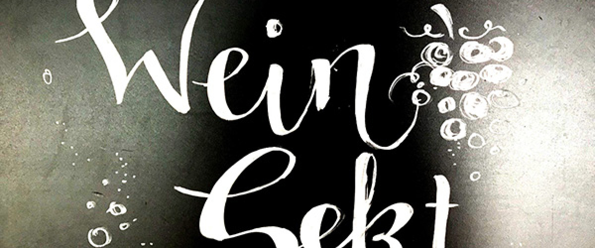 Wo finde ich hier Knabberzeugs? Kreidetafeln im Supermarkt [Illustration]