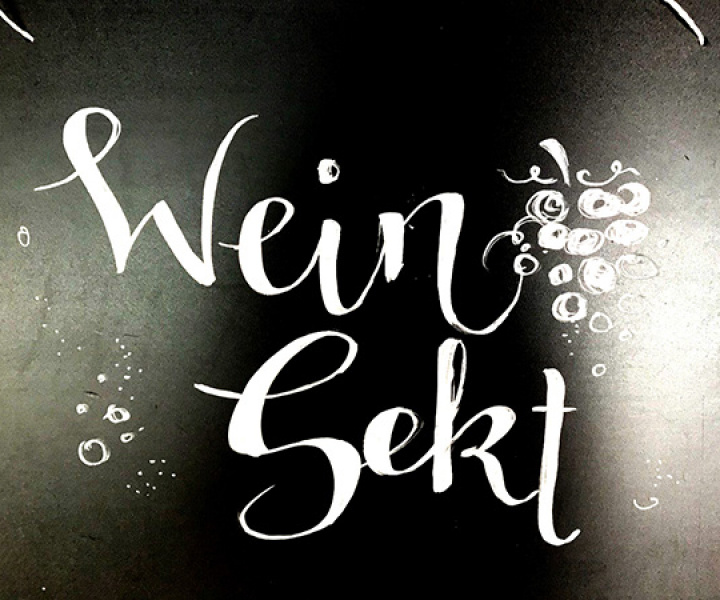 Wo finde ich hier Knabberzeugs? Kreidetafeln im Supermarkt [Illustration]